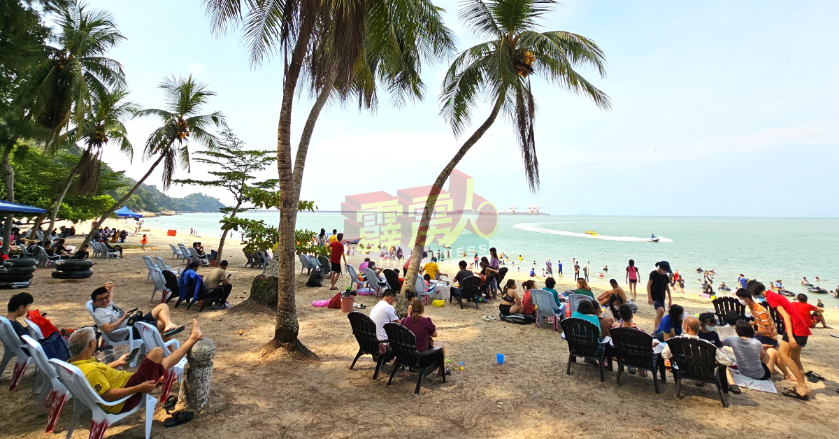 开斋节次日，直落峇迪海滩一早已人山人海，非常热闹！