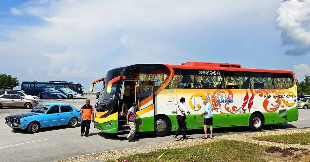 多辆外地长途巴士陆续载游客前往观光。
