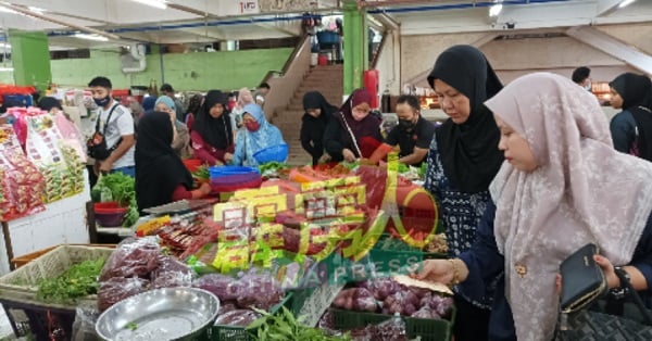 马来妇女忙于选购各种各样的香料，以便随时可炮制出美味可口的马来传统食物。