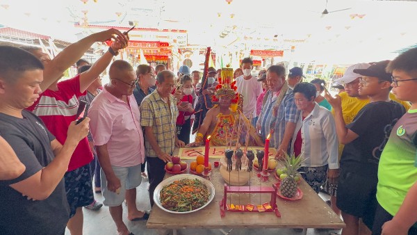 “神明”跳乩仪式,邀请上天派发“天兵神将”来保卫合境平安,让盛典顺利举办。