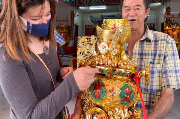 聚宝盆的设计是可让善信随喜捐款入内,意为众人的祝福加持。