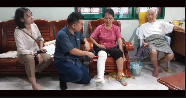 刘国南（左2）在张接莉（左），慰问陈妙珍夫妇，尤其是陈女士的伤势。

