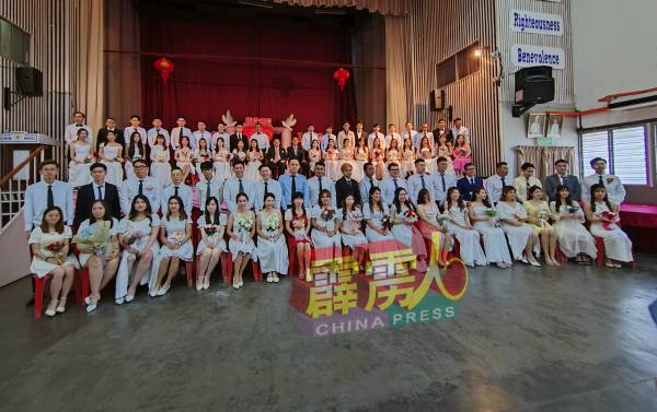 5月20日有着“520我爱你”的谐音，怡保中国精武体育会也迎来了38对新人，集体注册结婚。