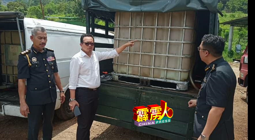 卡马鲁丁与霹雳州贸消部官员们，展示贮藏在罗厘内的改装油槽。（霹雳贸消部提供）
