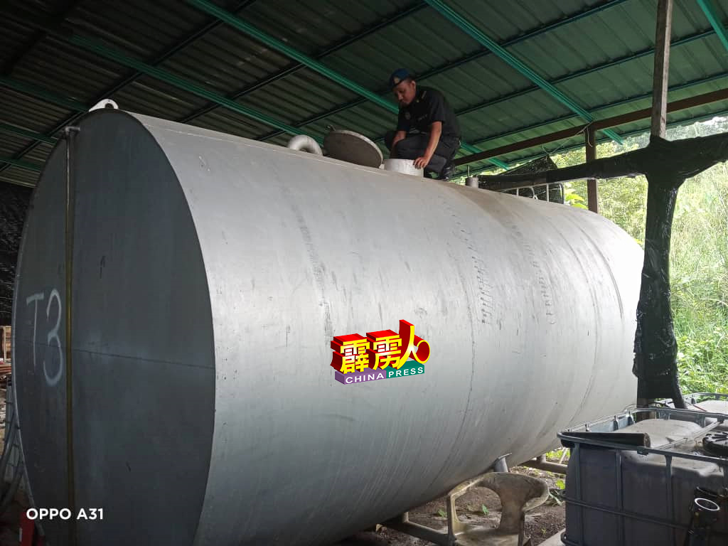 霹雳州贸消局相信不法集团在江沙一带多个油站购买补贴柴油后，私囤在厂内的油槽，再转售给工业单位，从中牟利。（霹雳贸消部提供）
