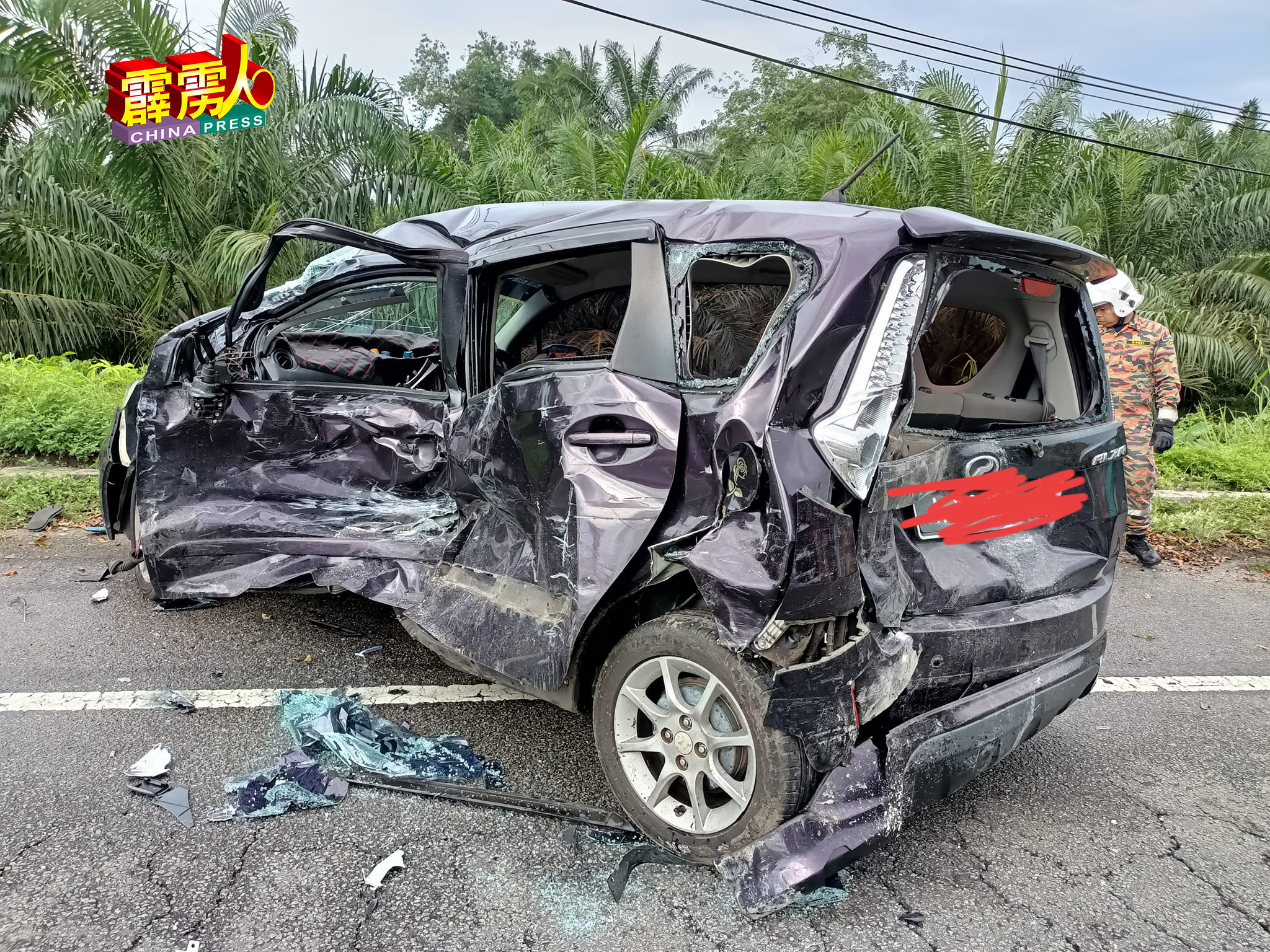 涉及车祸的第二国产ALZA轿车，左侧毁不成形。（取自面子书和丰鸡婆区）