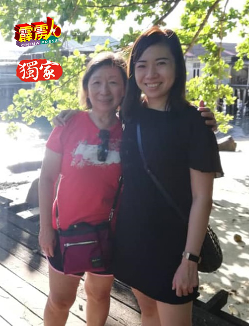 刘彬玮（右）在今年送给妈妈骆秀莲（左）的别具意思的生日礼物，令妈妈感到欣慰。（骆秀莲提供）