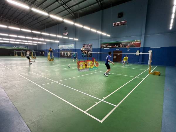 来自霹州各地的学员，聚集在霹雳羽球学会的球场进行训练。