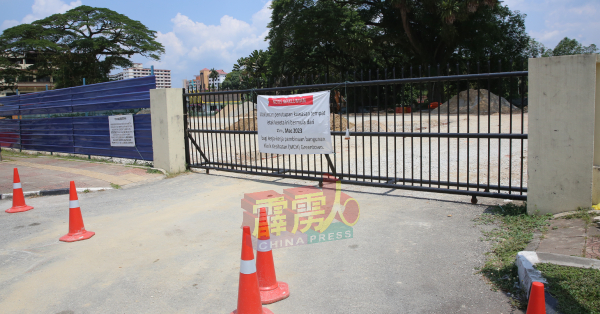 吉灵当政府诊所的泊车场围篱外，挂有通告，指该泊车场从3月15日开始关闭，以让路给吉灵当政府诊所新建筑物工程。