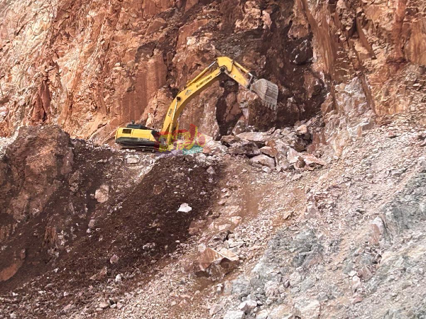 被巨石砸中的挖掘機，駕駛艙已被壓扁。