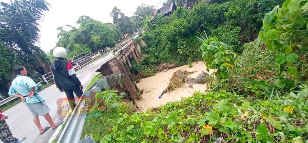 公共工程局已即时封锁宁罗桥，禁止公众及交通工具川行。