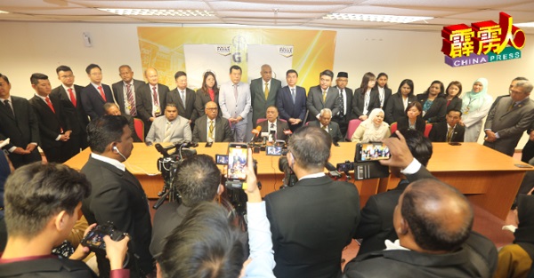 沙拉尼在霹雳州团结政府所有议员陪同下，反驳拉兹曼指多名团结政府议员会见他的言论。