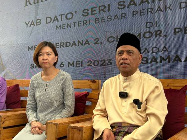 沙拉尼（右起）在黄诗情陪同下，在记者会上回应有关早前有传国盟最迟在7月前，推翻霹雳州政权的课题。