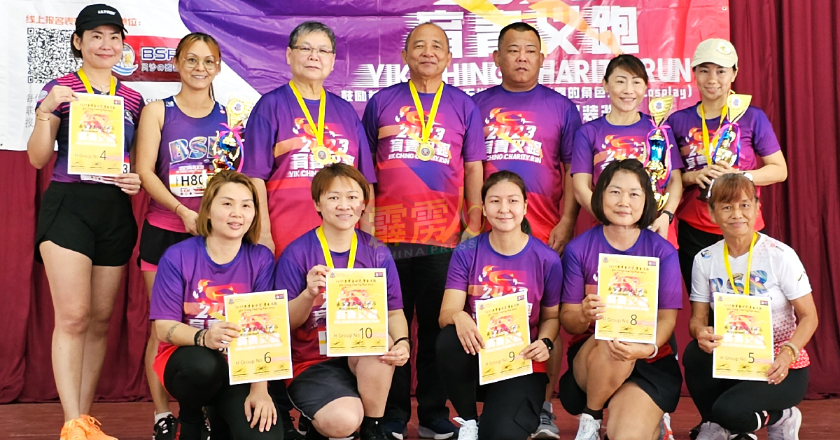 刘俊杰（后者右3起）、郑孝川、郭花妹和女子宿将组前10名优胜者分享喜悦。