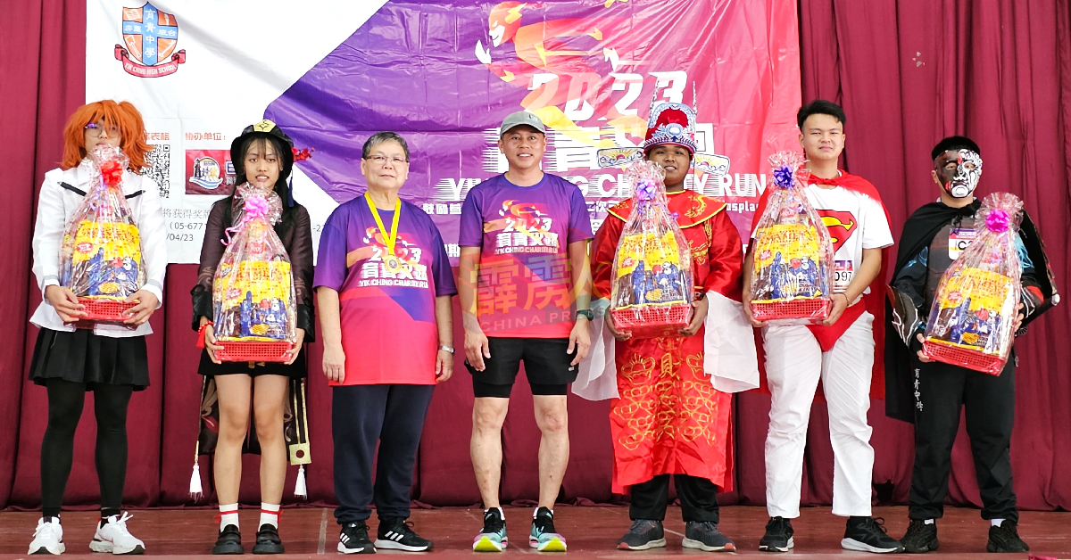 郭花妹（左3起）陪同郑翔群颁奖给5位最佳服装优胜者。
