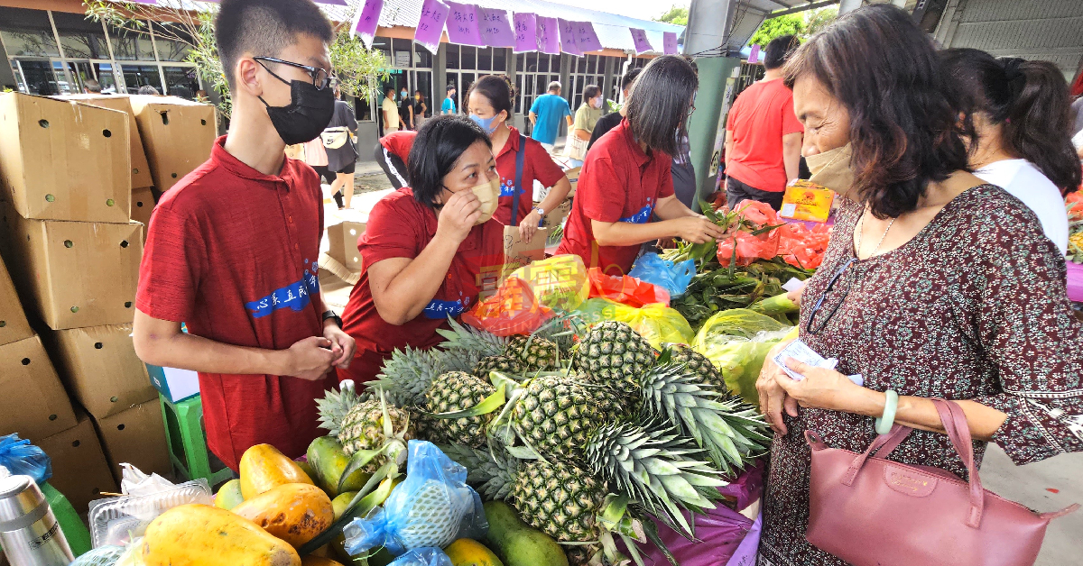 义卖会现场也义卖各式各样新鲜蔬果，让民众选购日所需，同时也帮助华教发展。