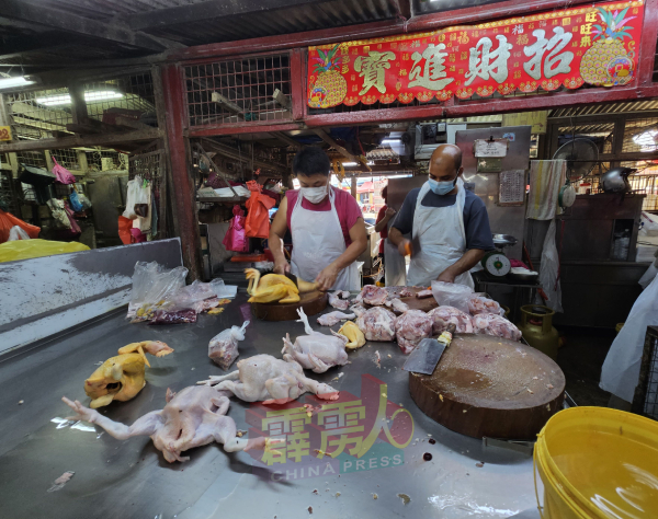 肉鸡被列为统制品后，无利可图的鸡饭靠销售马来鸡的利润来平衡开支。