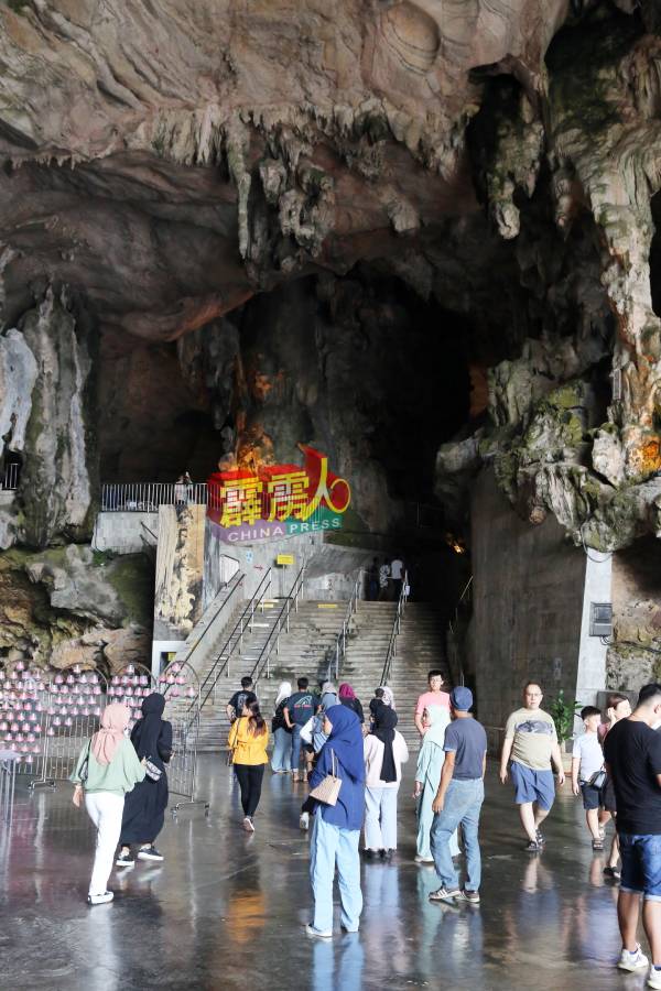 着名洞穴旅游景点极乐洞迎来游客的参观。