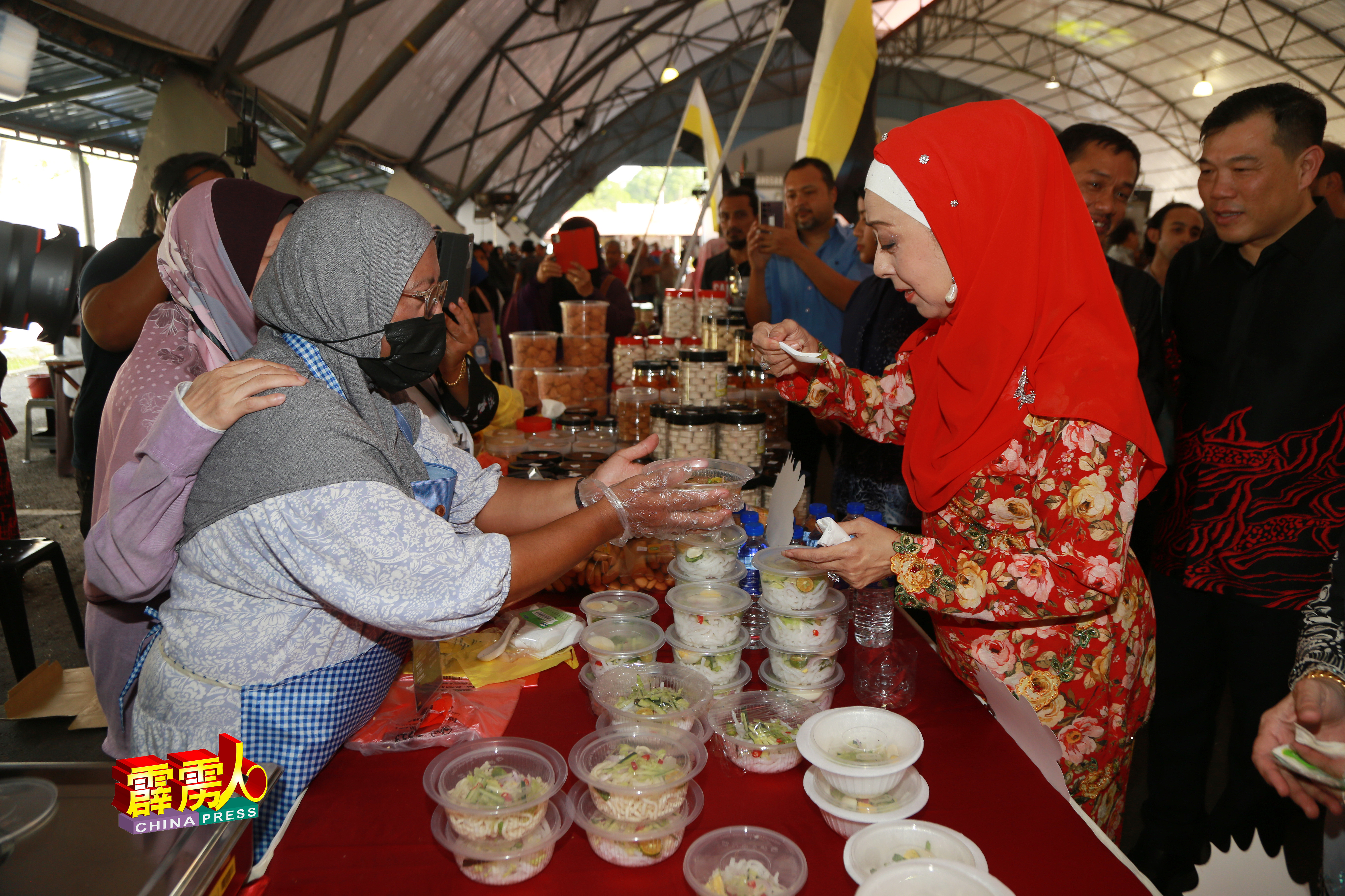 霹雳州王储妃拉惹纳查杜，亲自到各参展的叻沙摊位，品嚐各种风味的叻沙。