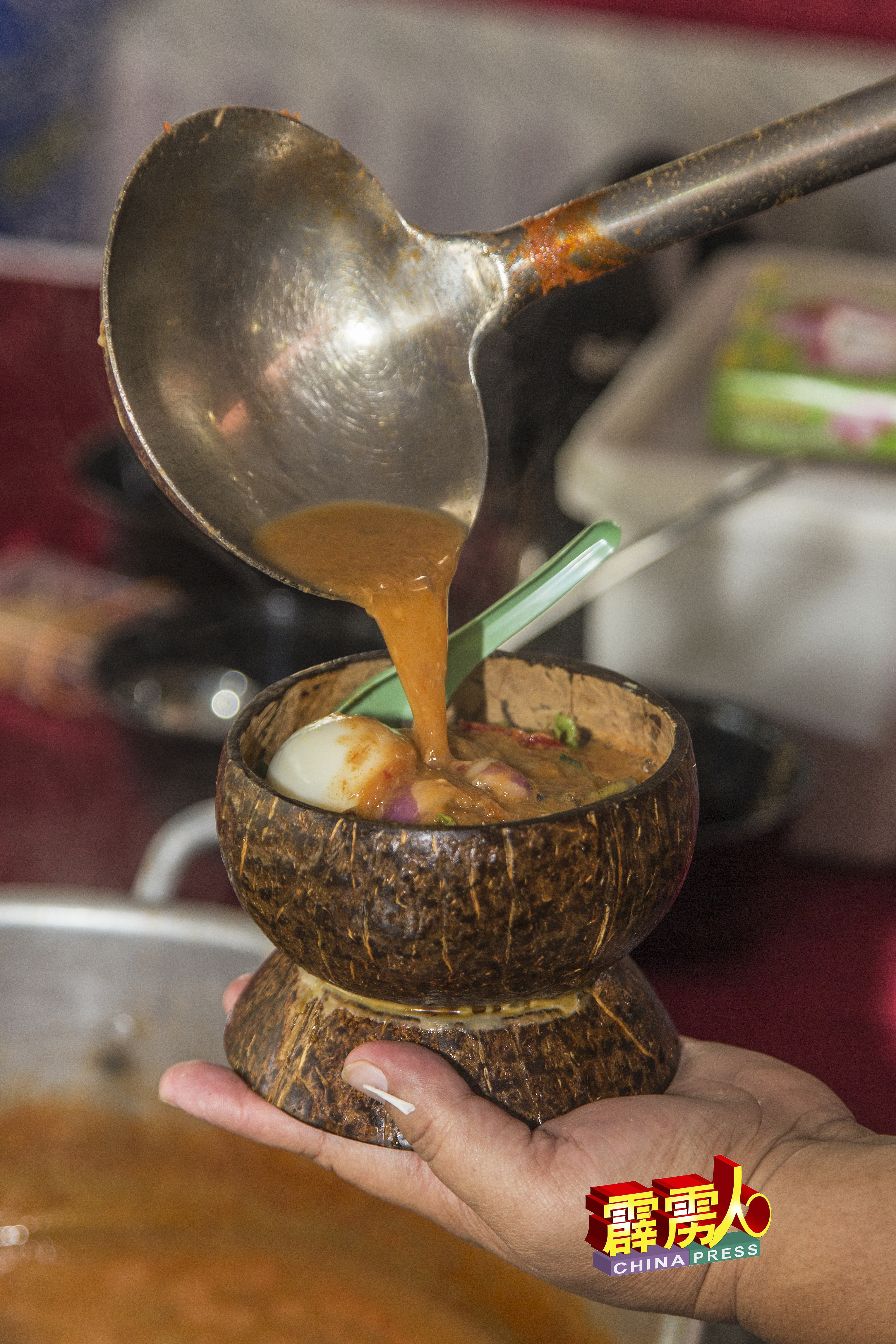 霹雳州金宝的椰壳叻沙，单是卖相就完胜。