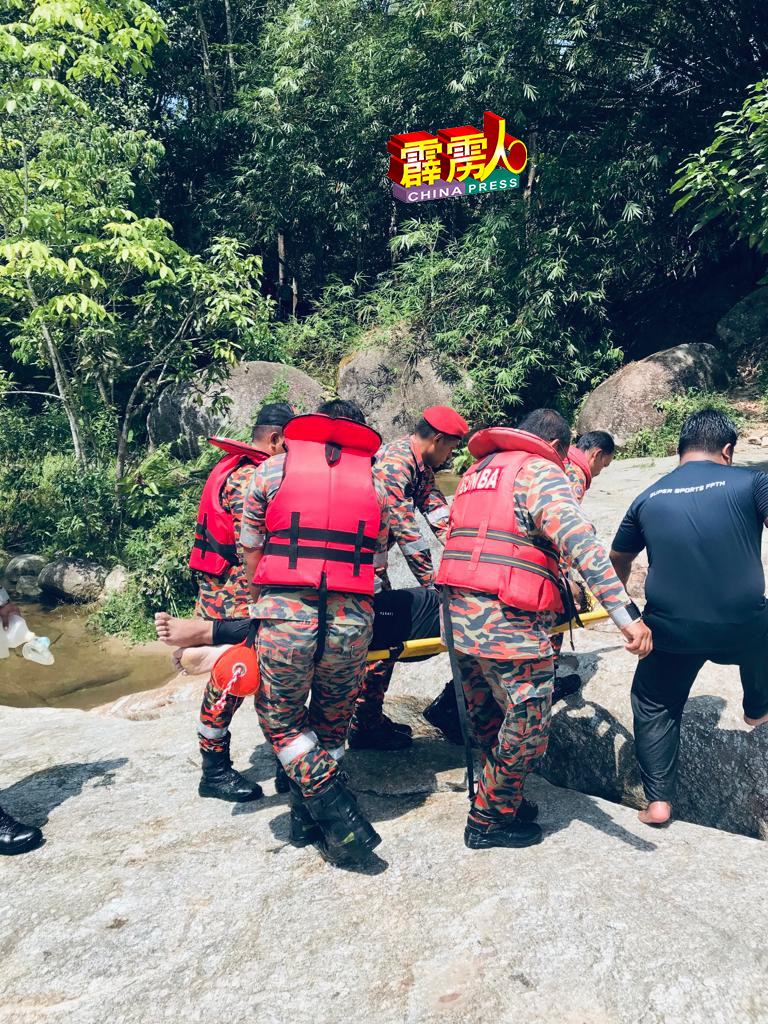 霹雳州江沙苏丹阿兹兰沙大学11名大学生，到硝山着名瀑布野餐，其中1人嬉水不幸溺毙。