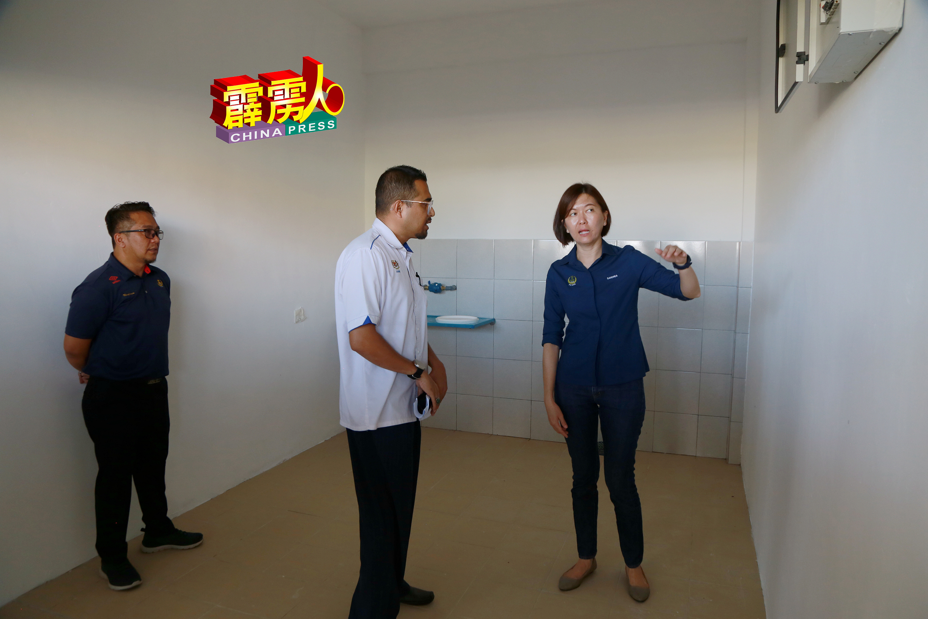 黄诗情（右）与联邦农业销售局代表祖艾尼（右2）交流，了解巴刹商店单位的设计。