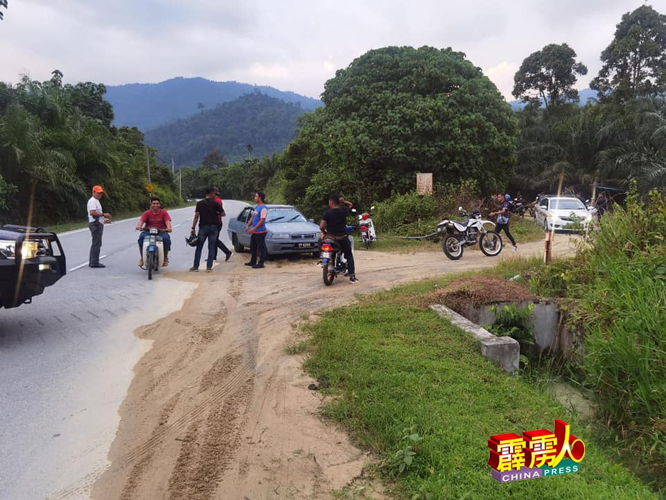 警方在和丰伯骨路（Jalan Bekut）一带，展开公路流氓行动行动，检查多辆可疑摩哆。
