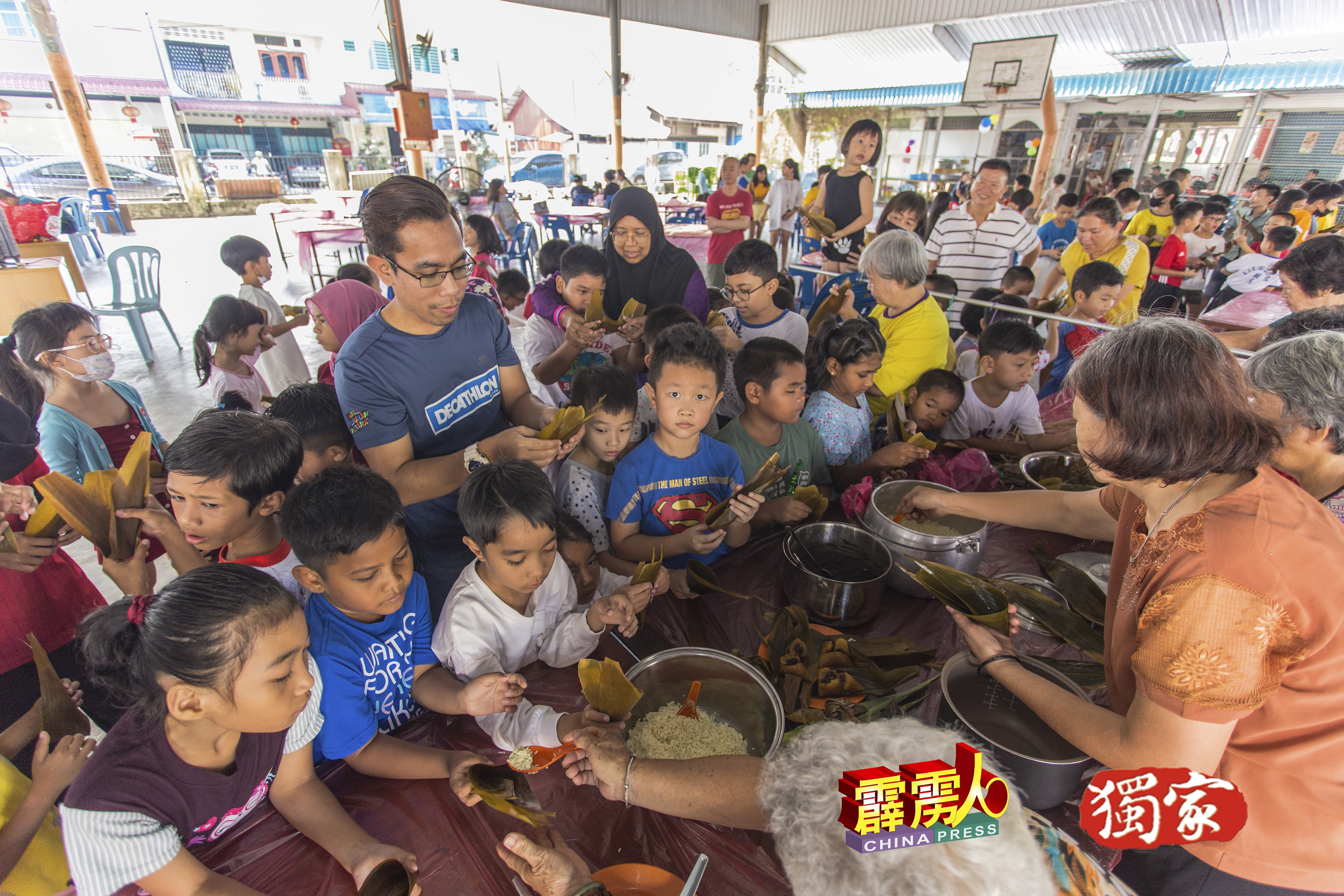 “欢庆端午节及双亲节”活动，吸引巫裔、印裔及华裔参与裹粽。
