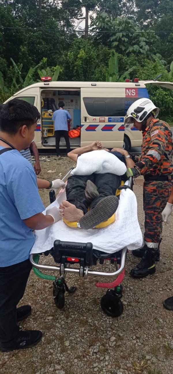 消拯员将伤者救出后，交由医护人员展开进一步行动。