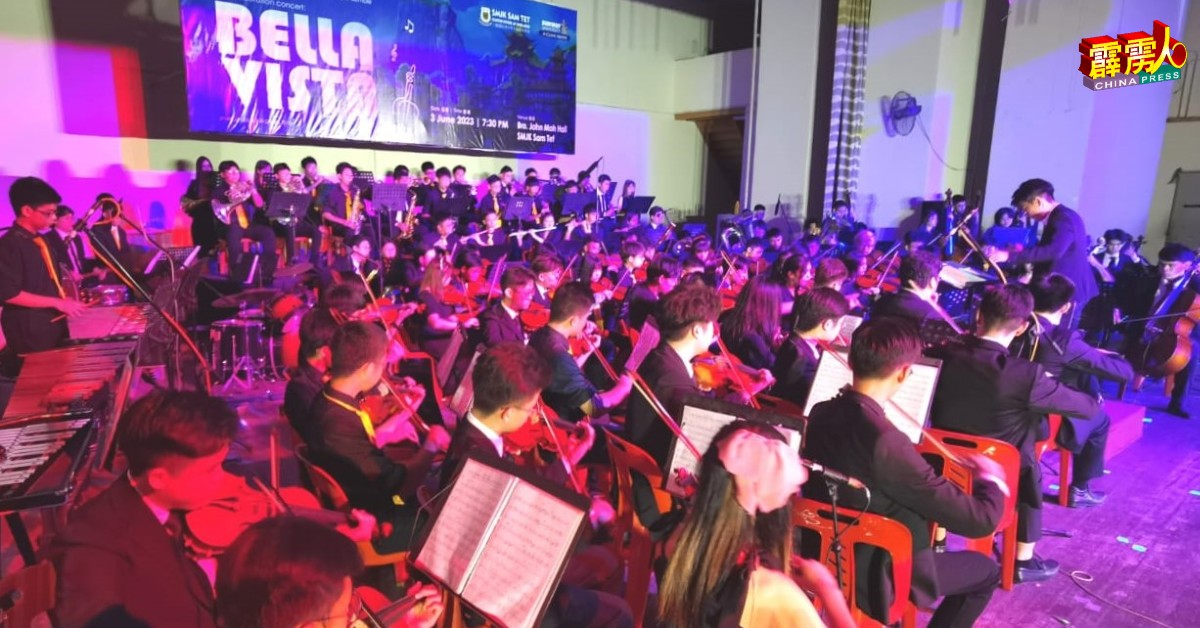 逾百人在参与盛大的音乐演奏会，动听的音乐让人陶醉。