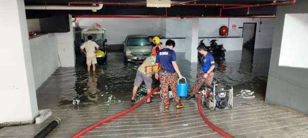 大量雨水流进地下泊车场后，队员受召到场协助抽走积水。