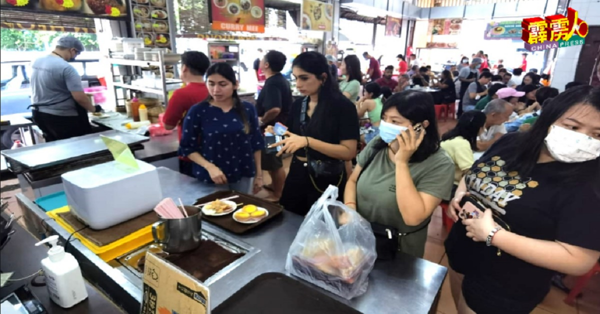 不少来自外地的游客及友族也慕名来怡保购买著名小食。