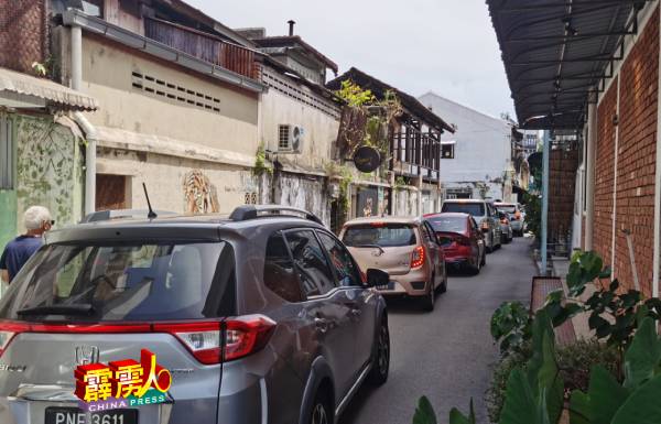 二奶巷附近的巷弄也出现车龙，把小小的街道也塞满车辆。