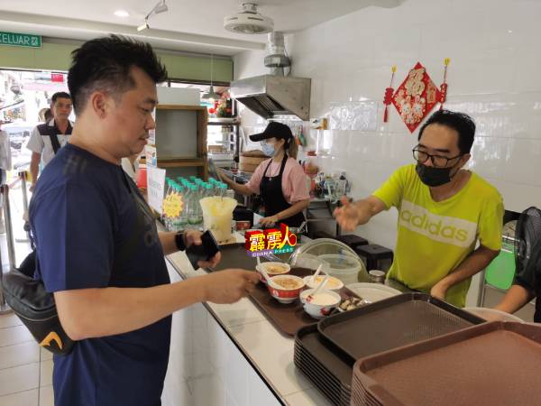 一些著名小食店，如潮洲豆腐花也出现人潮，品尝小食。