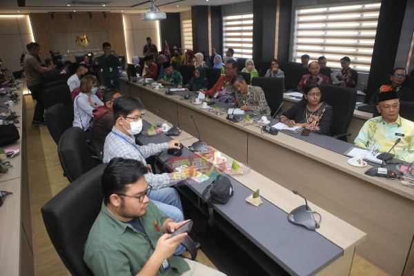 霹雳州各区教育局官员代表及媒体，于周四（8日）上午在霹州教育局等候公布成绩。