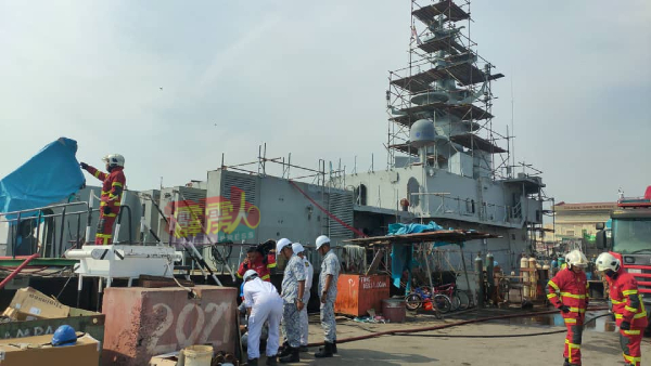 曼绒甘榜亚齐船坞一艘维修中的大马皇家海军战舰，周五（9日）早上无故起火。