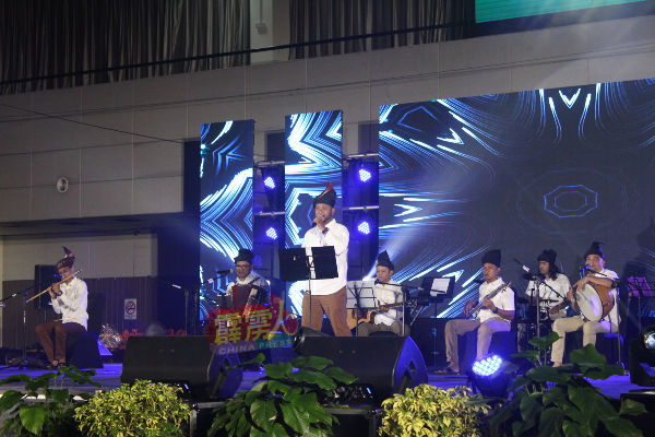由怡保彬宜阿南（Pinggir Alam）艺术组的表演者，为现场带来马来传统歌曲及乐器演奏。