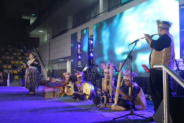 波打原住民艺术组织，现场呈现一曲来自闪迈族的歌曲与乐器演奏。