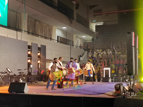 怡保KJas Dhol Bhangra击鼓队以击鼓方式呈现印度歌曲Tunak Tunak Tun，把现场气氛炒热。