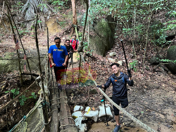 马兹兰与其他截肢者“独脚登山”，身体力行鼓舞其他截肢者，克服生活上的不方便。