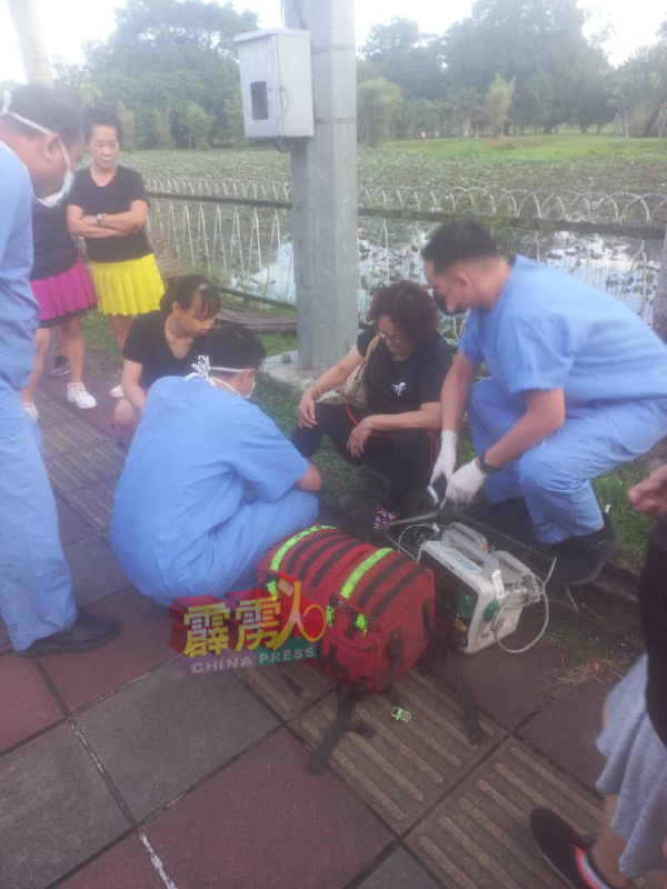 医护人员抵达现场后，协助伤者包扎伤口。 （吴锡标提供）