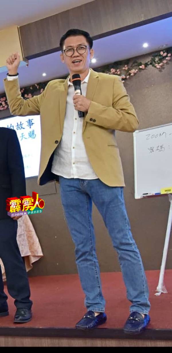 黄汉仁特别喜欢以白色上衣配蓝色牛仔裤，若在台上分享时，则配搭大衣。