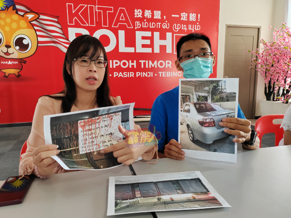 邓俊贤（右）与崔慈恩（左）向媒体出示遭人泼漆的铁门、桥车及对方留下的追债信照片。
