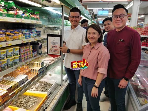 陈家兴（左起）、黄彩仪及郑锦昌，巡视价格廉宜的鲜虾时，发现很快便卖完。