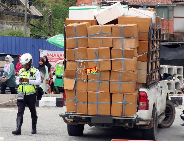 一辆载满货物的运输车，因违反禁令被交警截停。