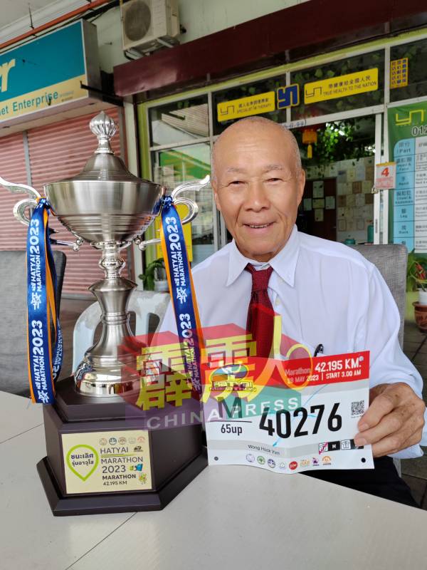 74岁铁人黄学任，在2023年合艾马拉松70岁以上组别中，以6小时45分钟内完成42.195公里，获得颁发名誉顾问奖。