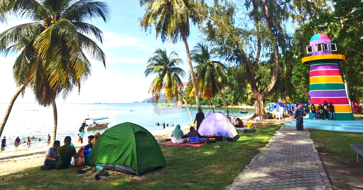 直落峇迪海滩是民众假日的露营热区之一。
