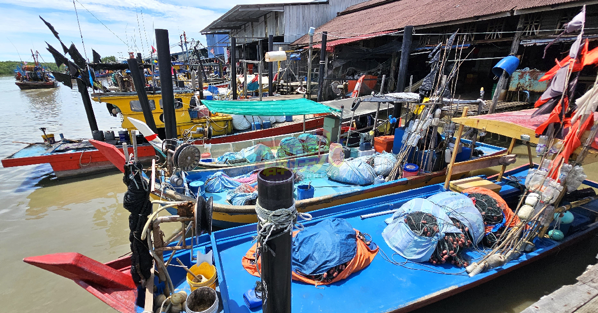 大部分浅海渔民都减少出海，减少空船返航的亏损，纷纷将渔船停泊在渔寮。