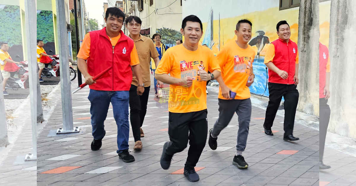 黄天荣（左3）率领团队参与义跑，响应活动！