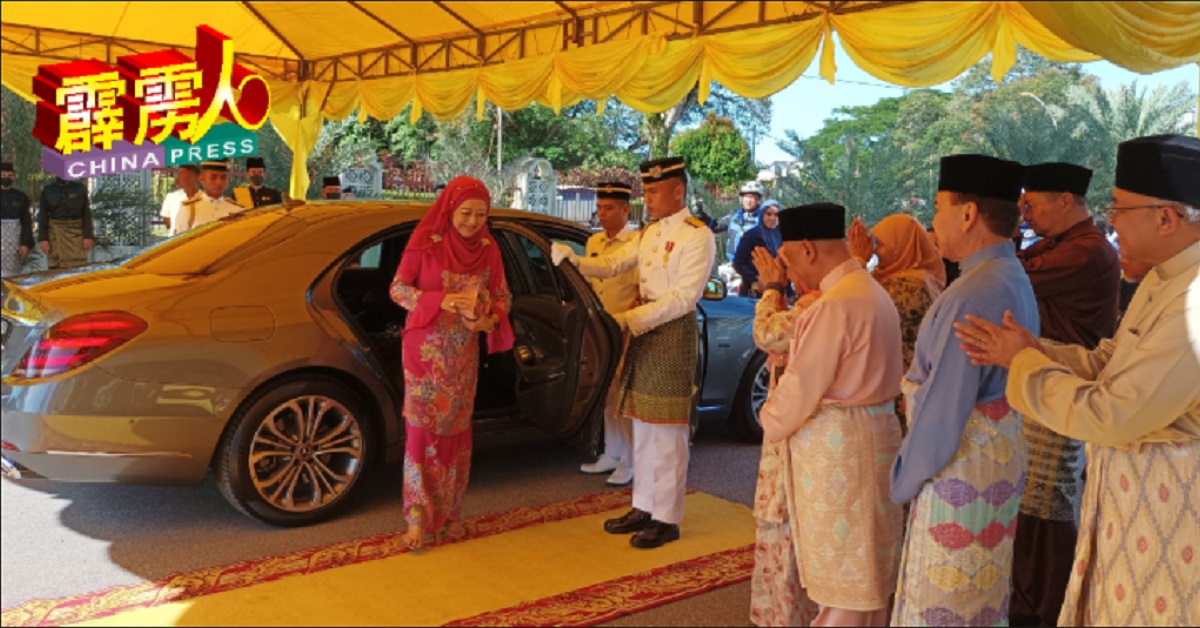 霹雳王储妃拉惹娜查杜西玛抵达现场。
